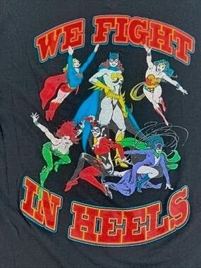 DC Comics WE FIGHT IN HEELS Black V-neck Cap Sleeve Graphic T.  Sz. XL